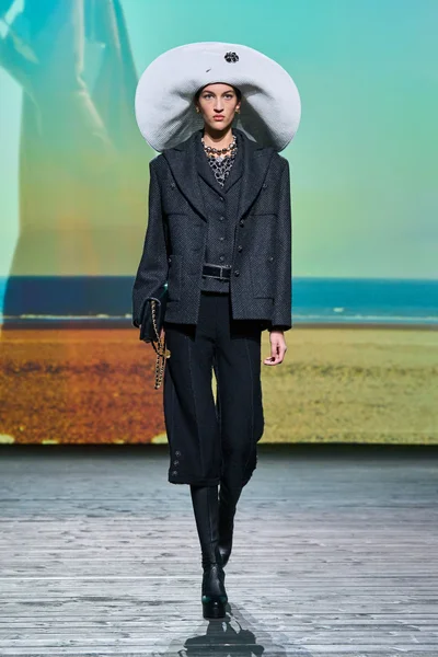 Look 49